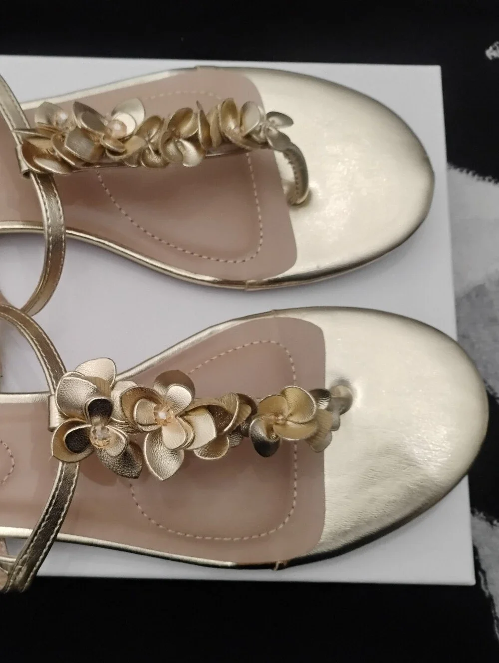 Anne Klein Flavia Iflex Metallic Gold Floral Embellished Thong Sandals Sz 10 NEW